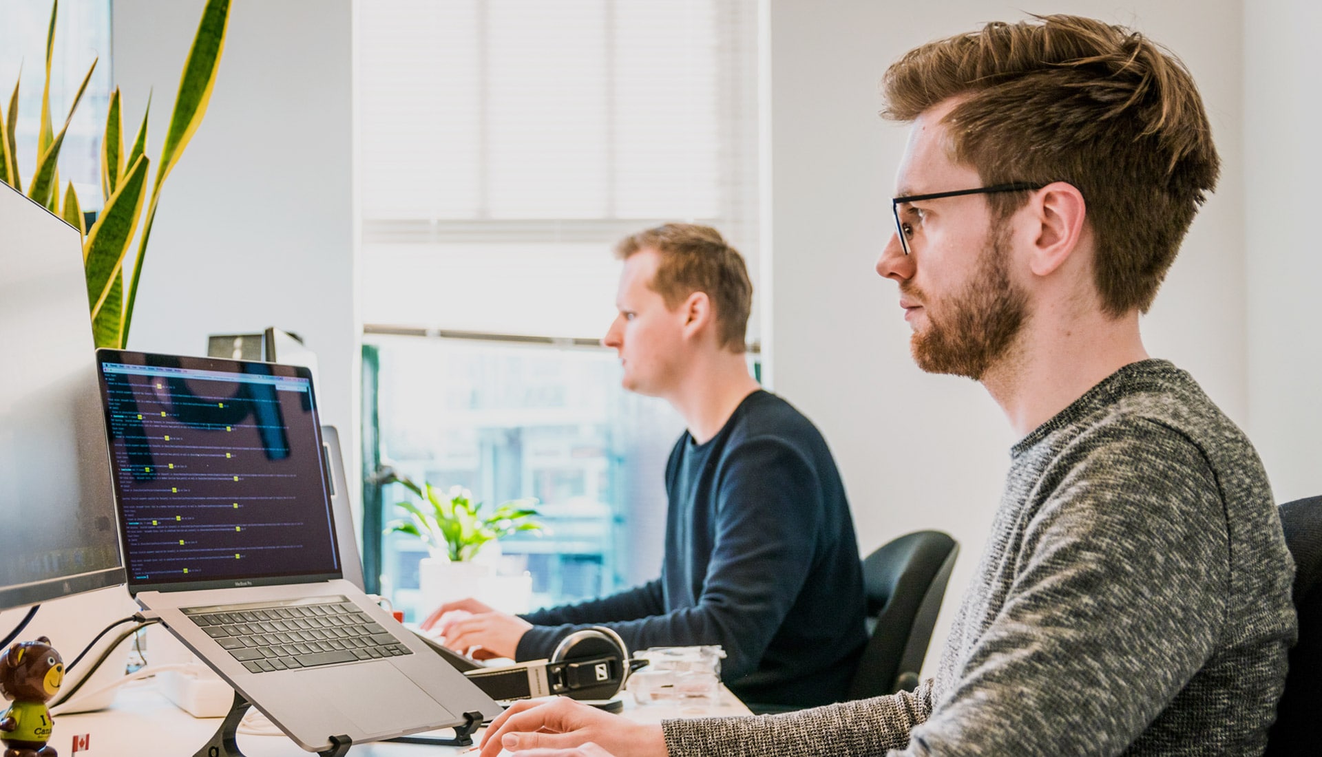 Team im Home-Office bei der Arbeit mit Handelssystemen